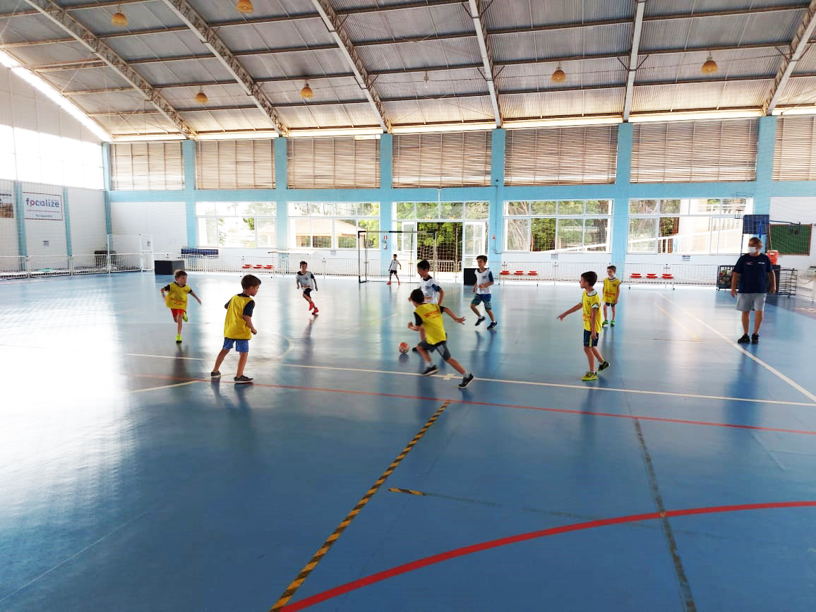 Treinamento futsal de futebol para crianças. Jovem jogador de